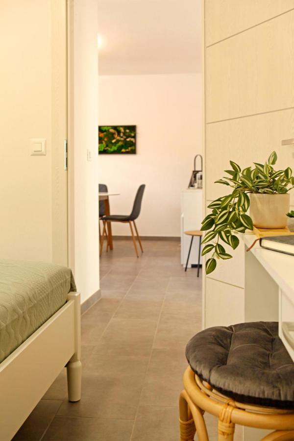 Santa Cruz Apartments Supetar Exterior photo