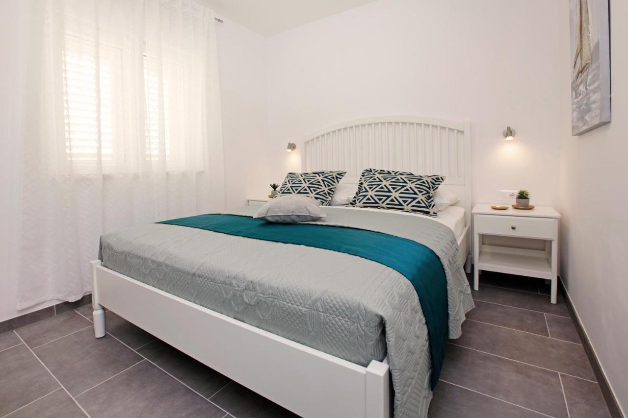 Santa Cruz Apartments Supetar Exterior photo